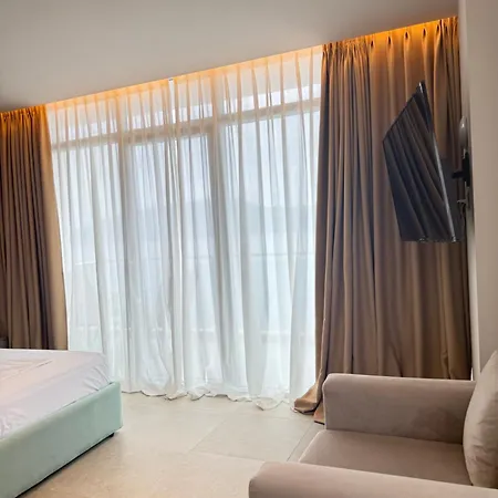 Toto & Hotel Vlore