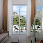Toto & Hotel Radhimë